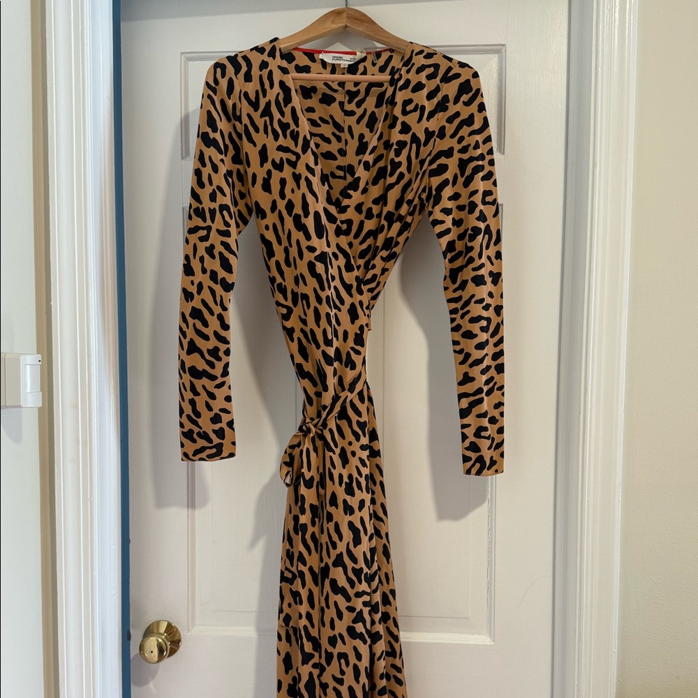 Diane von Furstenberg Like New Leopard Silk Wrap Dress Size 6